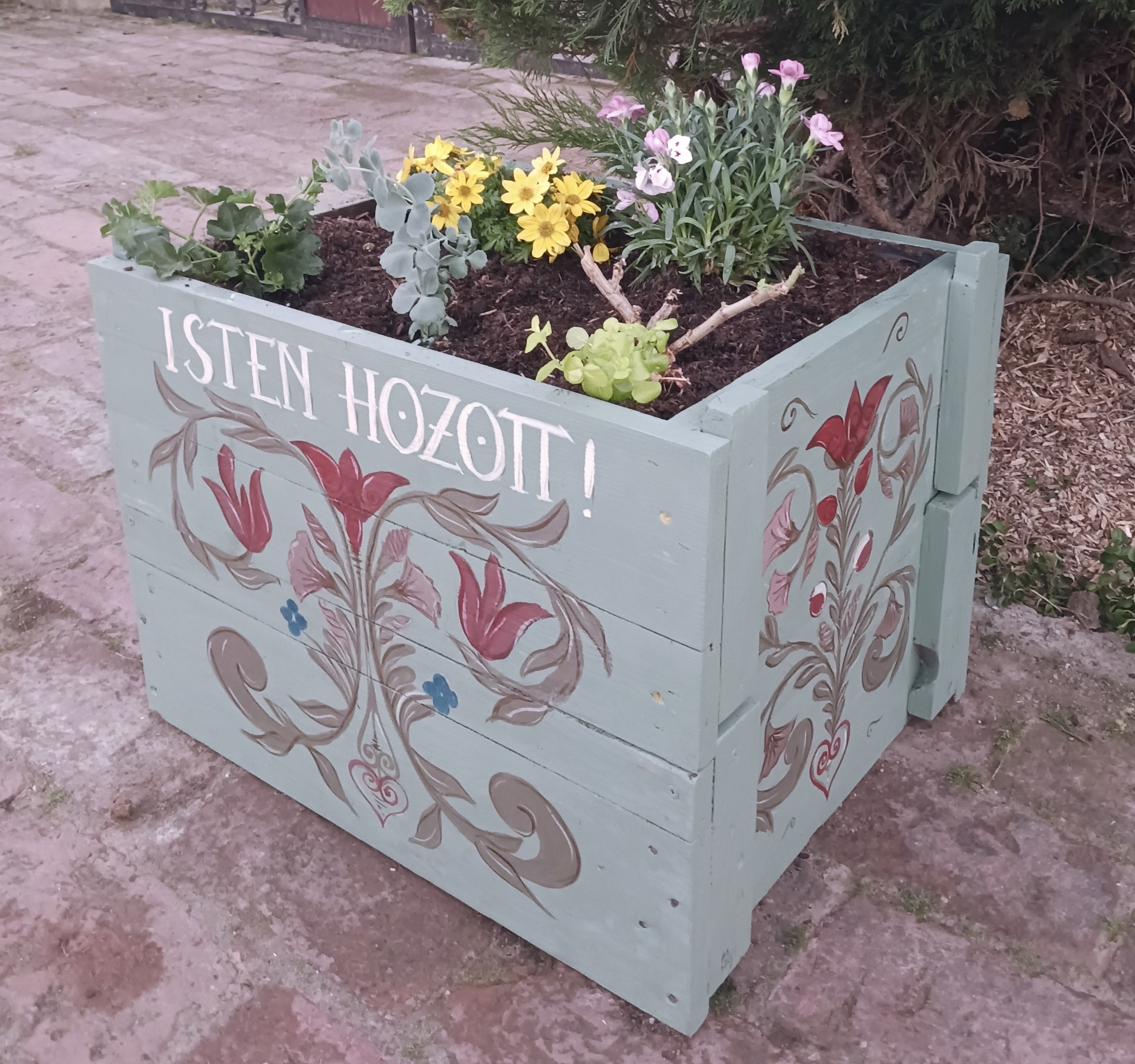 "Isten hozott" virágtartó kaptárfiókokból
