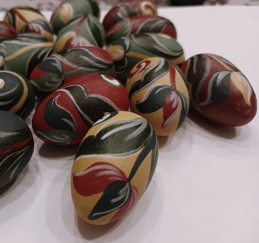 Kórósi tulipánokkal festett fa tojások